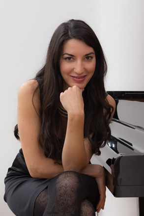 Jovana Nikolic playing piano
